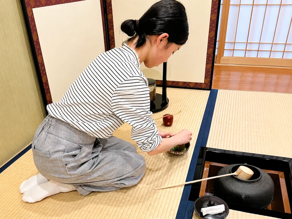 子どもがお点前を体験している最中の画像。
