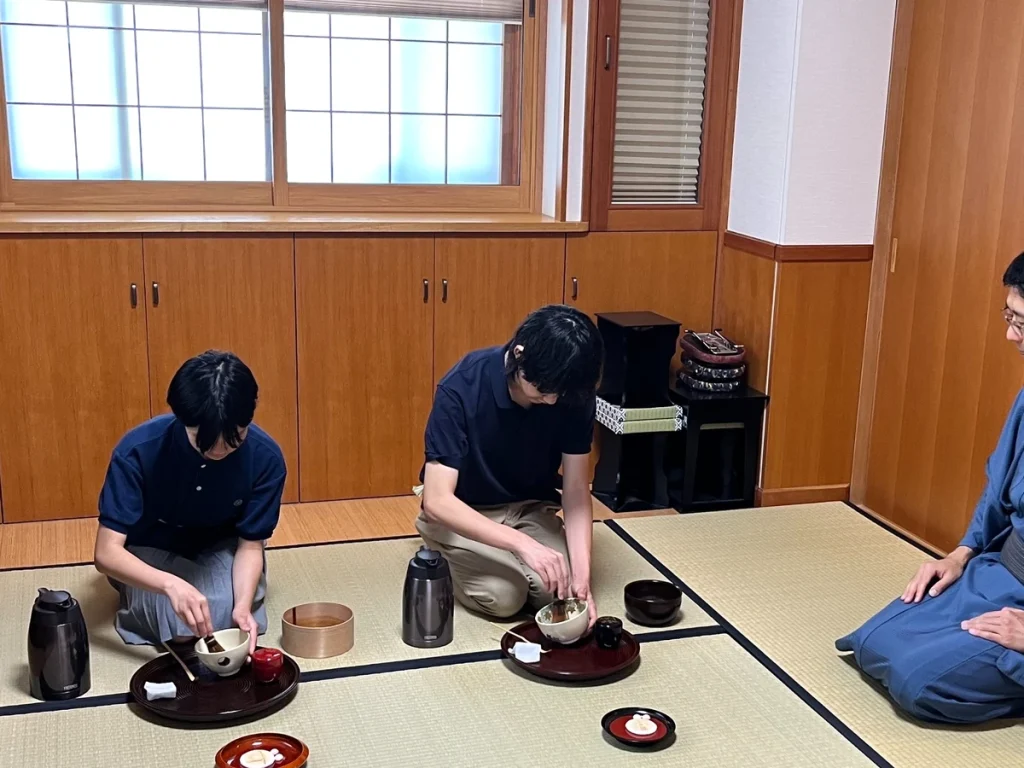 子どもたちが略盆点前のお稽古をしている様子。
