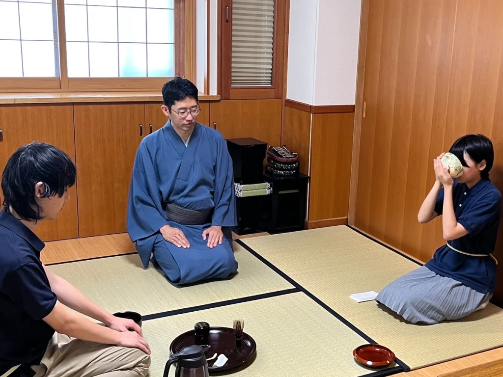一人が点てたお茶をもう一人の子どもが飲んでいるところ。