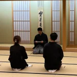 としま区民センターの和室で、講師と向かい合って座る喫茶去の参加者