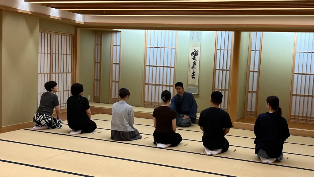 としま区民センターの和室で、講師と向かい合って座る喫茶去の参加者