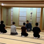 としま区民センターの和室で、講師と向かい合って座る喫茶去の参加者