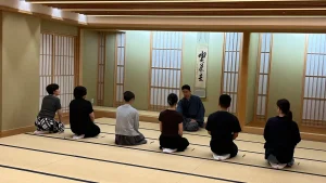 としま区民センターの和室で、講師と向かい合って座る喫茶去の参加者