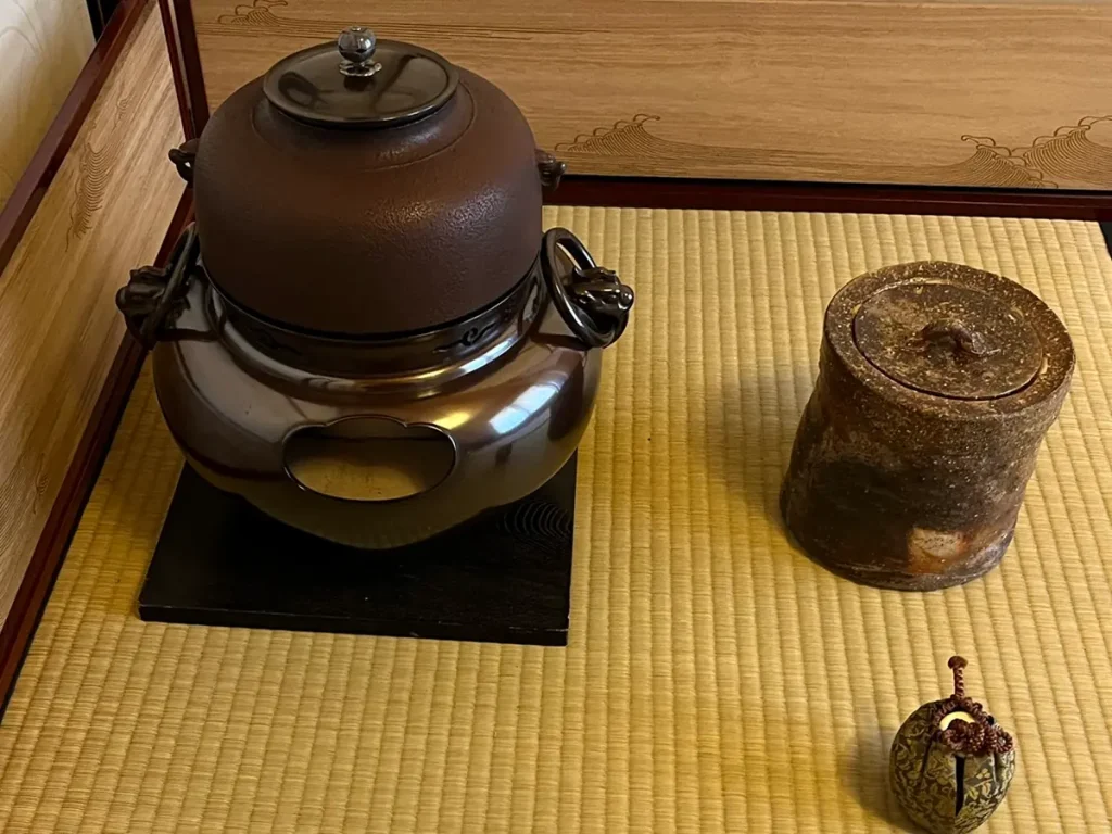 無著庵の茶席にしつらえた風炉釜と茶道具