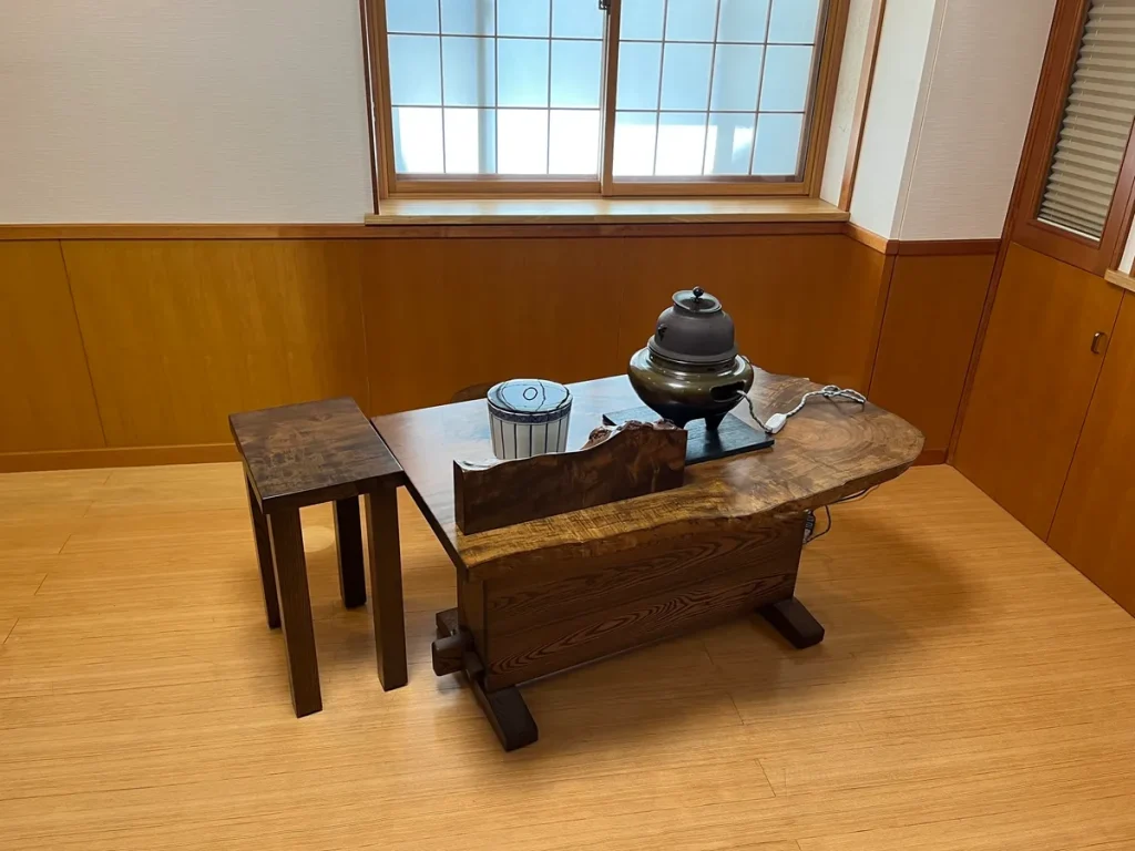 無著庵の立礼席にしつらえた釜と茶道具