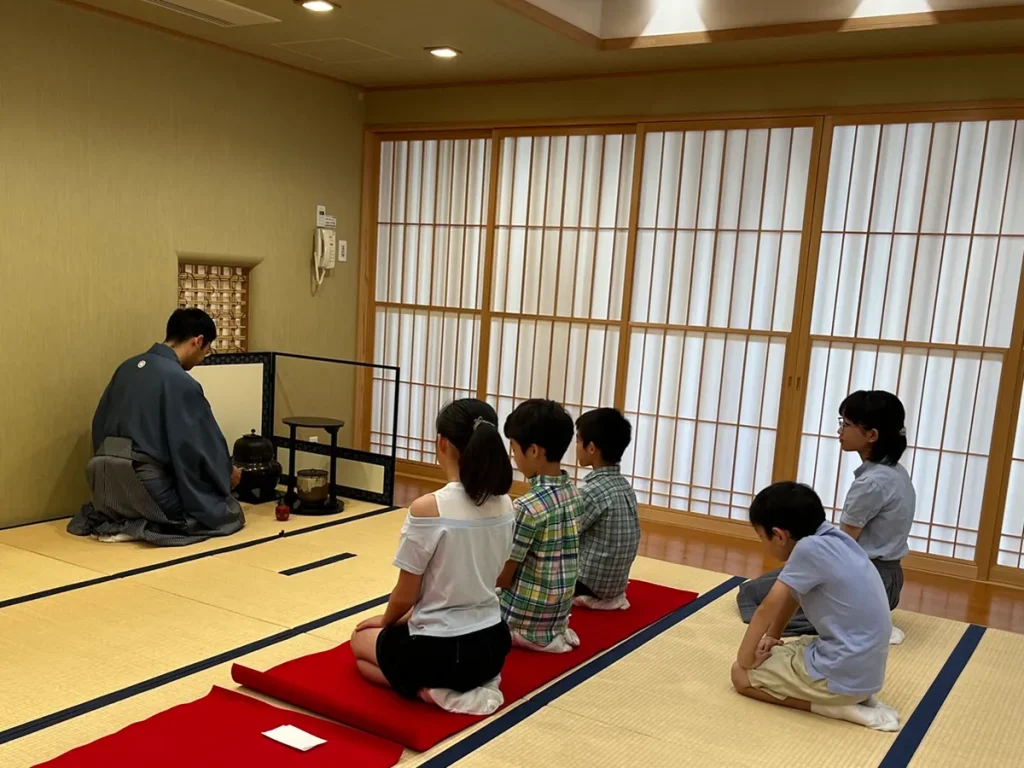 子ども茶道体験会で、講師の薄茶点前を見学する子どもたち