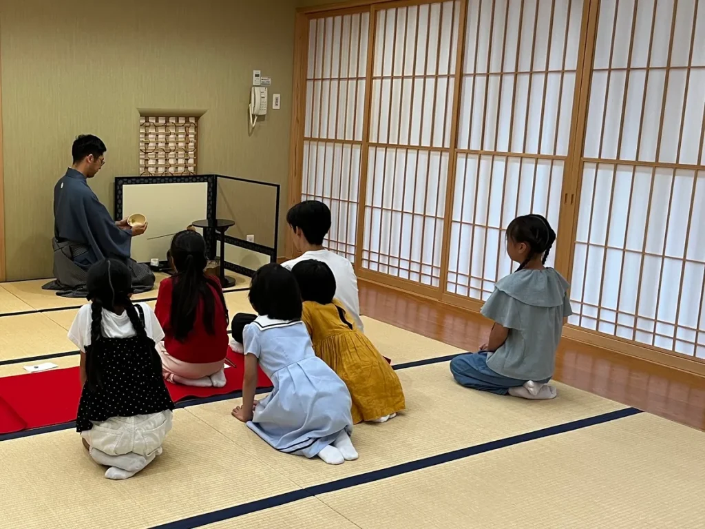 子ども茶道体験会で、講師のお点前を見学する子どもたち