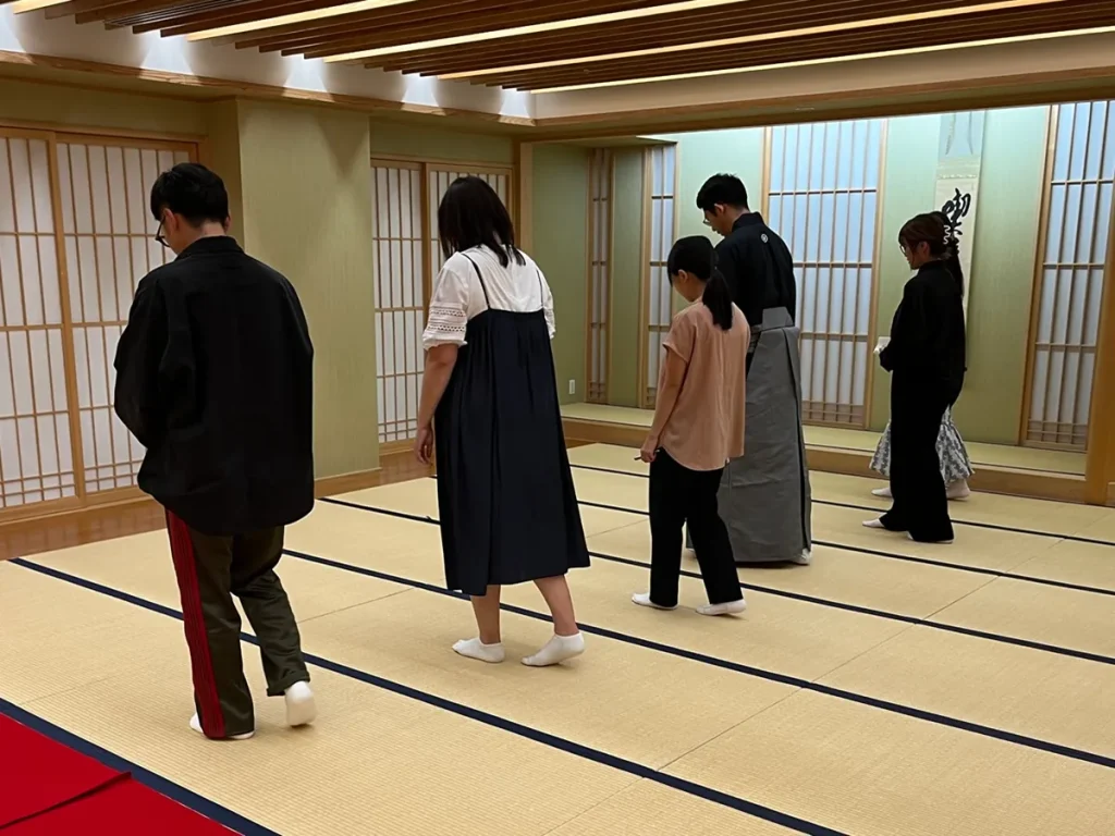 喫茶去で、畳の上の歩き方や基本の所作を練習する参加者