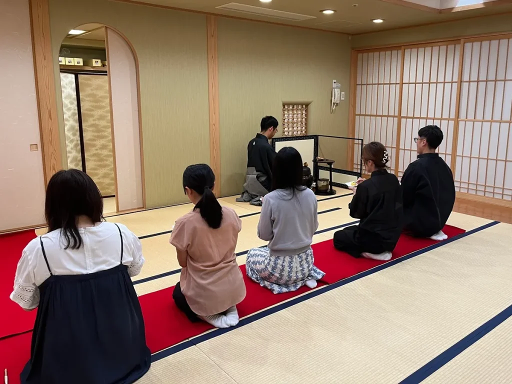 喫茶去で、講師の濃茶点前を参加者が見学している様子