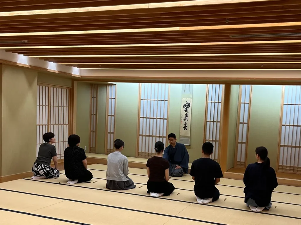としま区民センターの和室で、講師と向かい合って座る喫茶去の参加者