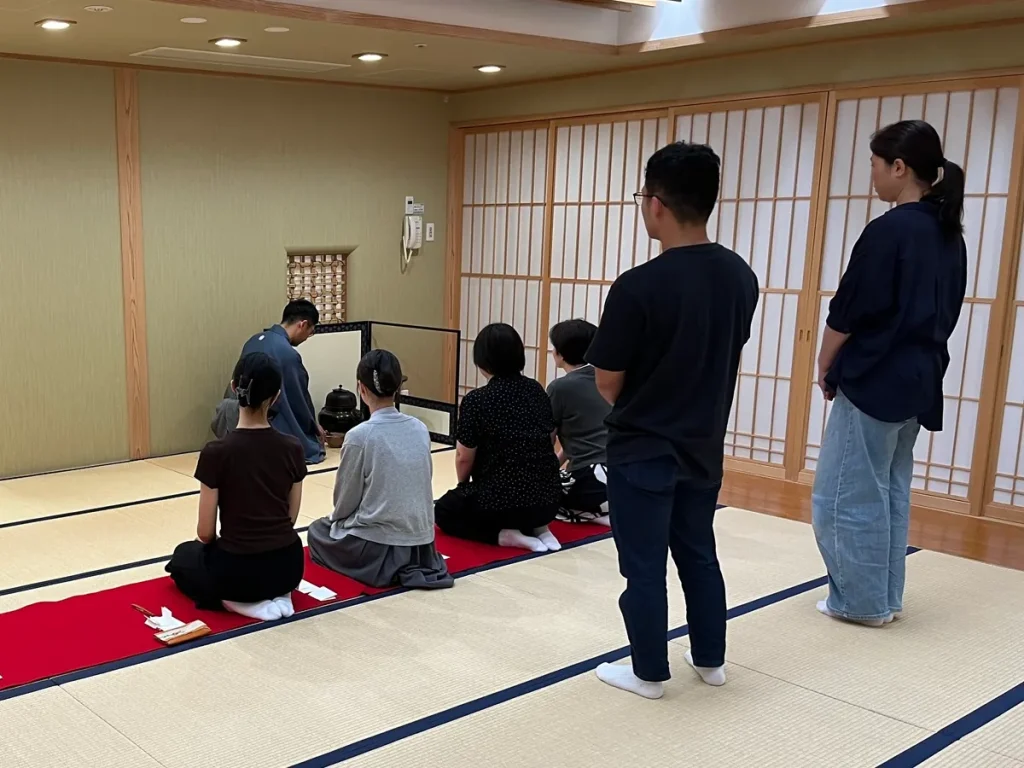 喫茶去で、講師の点前を参加者が見学している様子