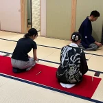 喫茶去で、講師の濃茶点前を見学する参加者
