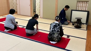 喫茶去で、講師の濃茶点前を見学する参加者