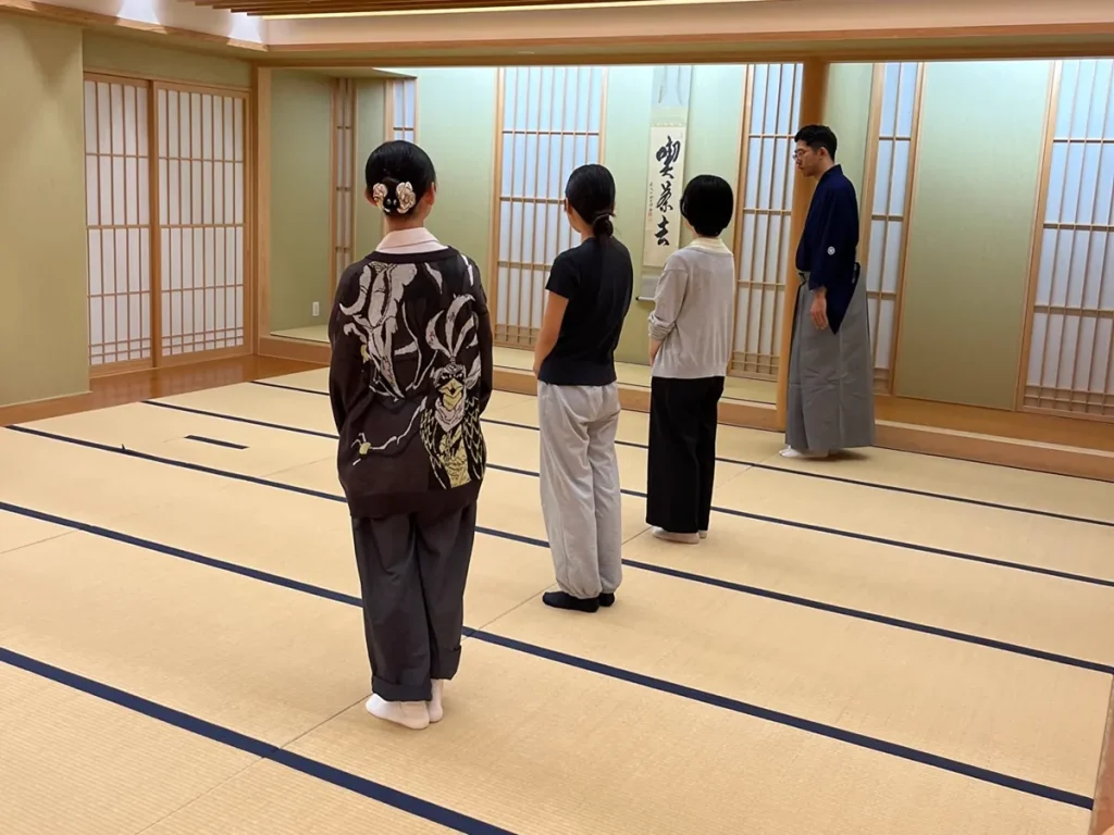 喫茶去で、畳の上の歩き方や基本の所作を練習する参加者