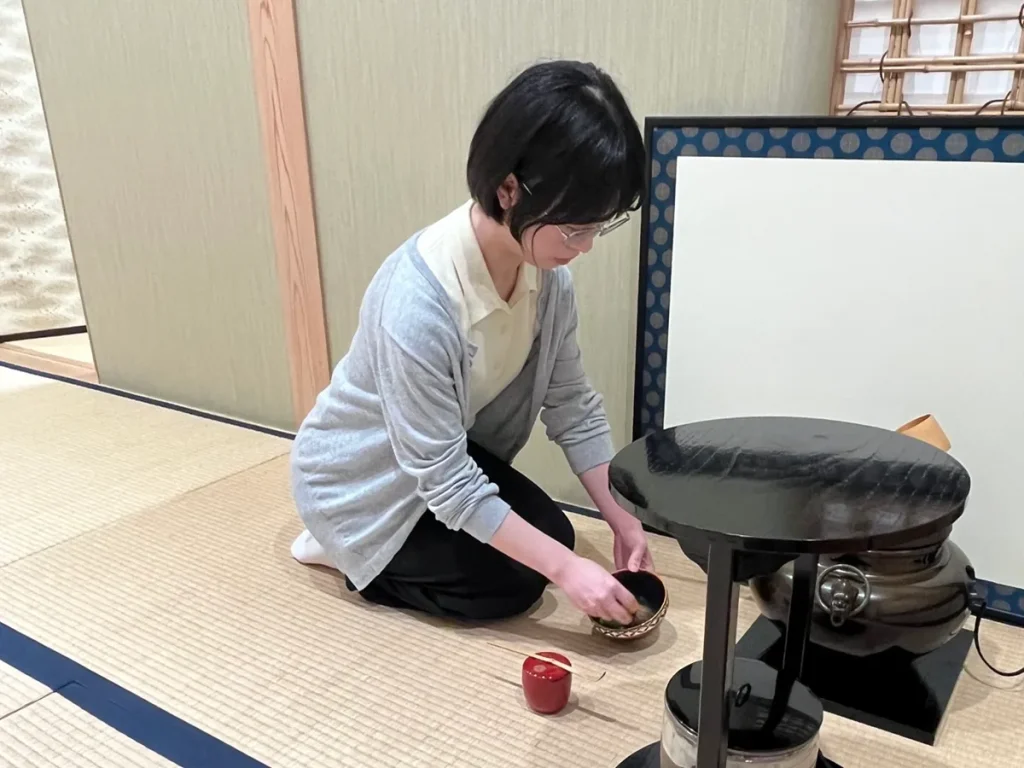 喫茶去で、薄茶を点てる参加者
