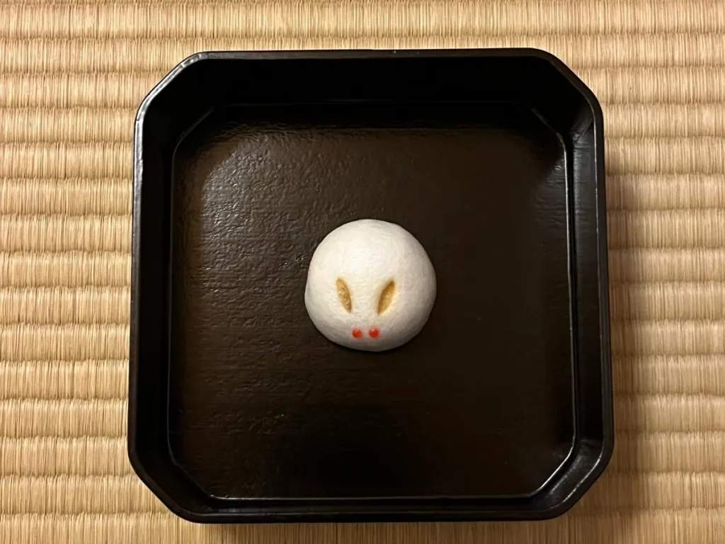 喫茶去でお出しした主菓子「月兎」(鶴屋吉信製)