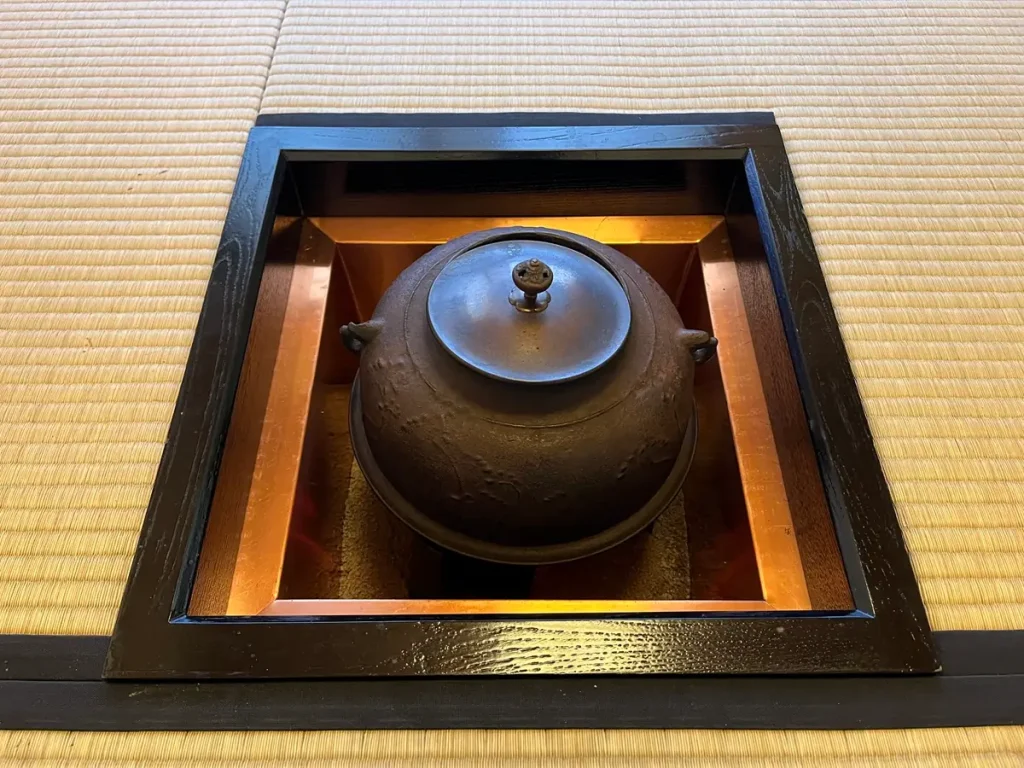 無著庵の茶席にしつらえた炉の釜